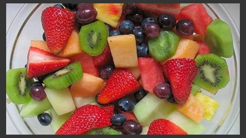Una ensalada fresquita con las  frutas de estación para la tarde de calor. 