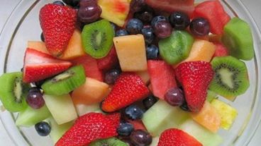 Una ensalada fresquita con las  frutas de estación para la tarde de calor.