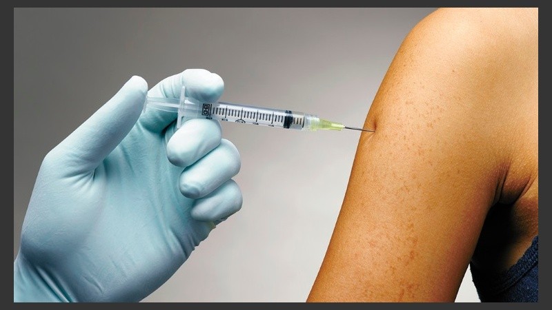 El Calendario Nacional de Vacunación incluye a las niñas desde los 11 años y desde el año pasado incluye a los varones.