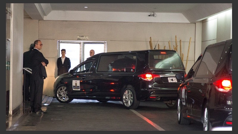 El ingreso de los vehículos a la casa velatoria.