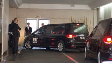 El ingreso de los vehículos a la casa velatoria.