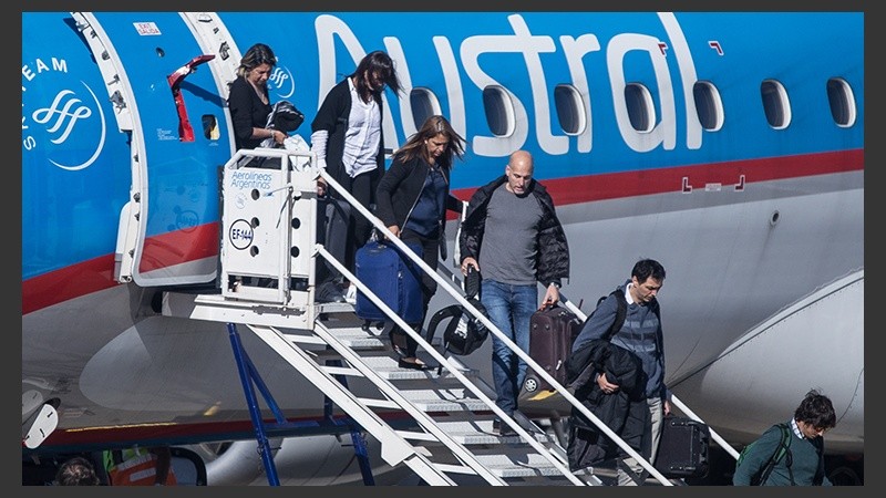 Por la mañana, sobrevivientes y familiares de las víctimas llegaron a Rosario en avión.
