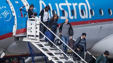 Por la mañana, sobrevivientes y familiares de las víctimas llegaron a Rosario en avión.