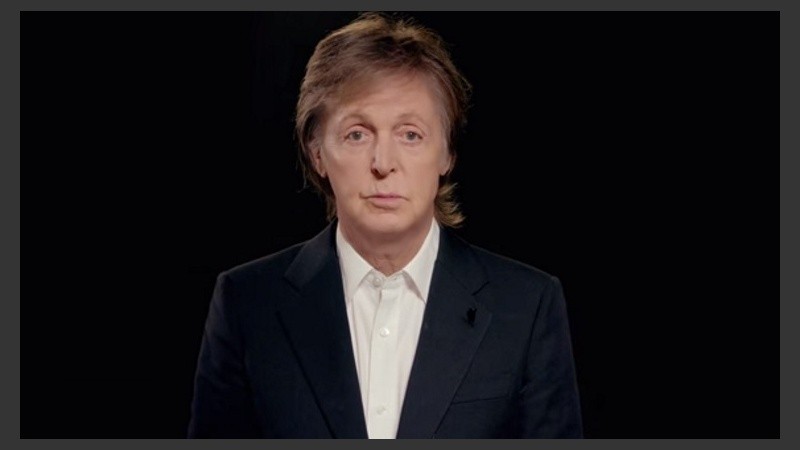 “Existe una manera muy sencilla pero significativa de proteger el planeta y todos sus habitantes (…) Un día sin comer productos animales”, explica Paul en el corto.