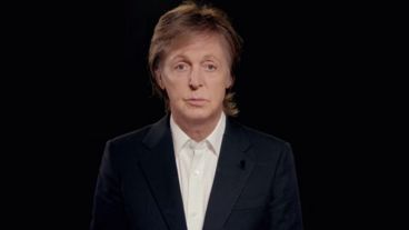 “Existe una manera muy sencilla pero significativa de proteger el planeta y todos sus habitantes (…) Un día sin comer productos animales”, explica Paul en el corto.