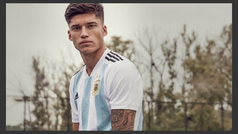 Correa deslumbró a las chicas con sus poses con la camiseta Argentina.