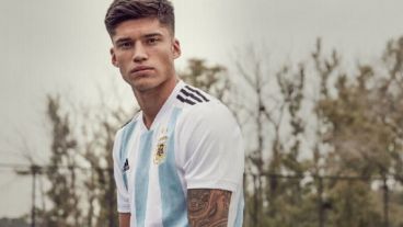 Correa deslumbró a las chicas con sus poses con la camiseta Argentina.