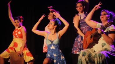 En “Qué Hermosa Kermesse!” cinco mujeres participan del concurso de talentos anual del pueblo.