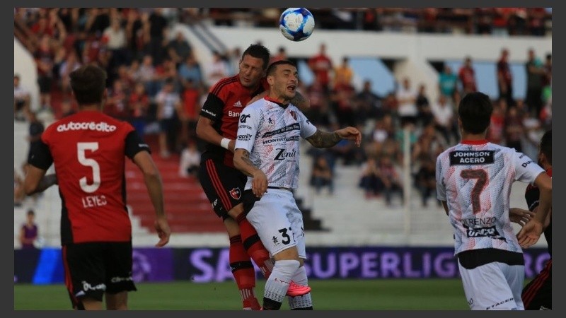Bianchi despeja el balón en lo alto.
