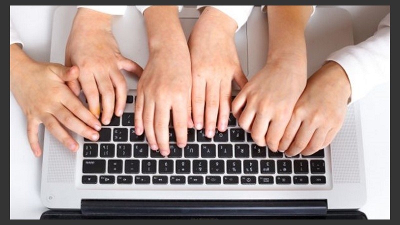 La mecanografía es el proceso de introducir texto o caracteres alfanuméricos en un dispositivo por medio de un teclado.