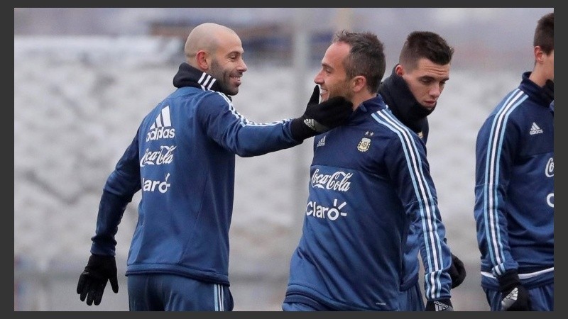 Mascherano bromea con Belluschi en Rusia. 