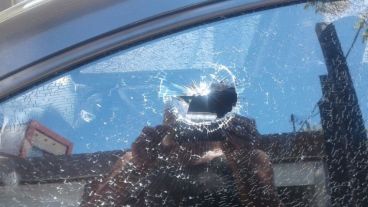 Otro caso de rotura de vidrio de un auto con fines de robo.