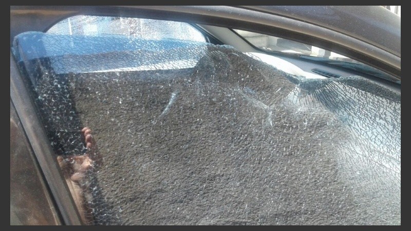 Así quedó uno de los cristales impactados.