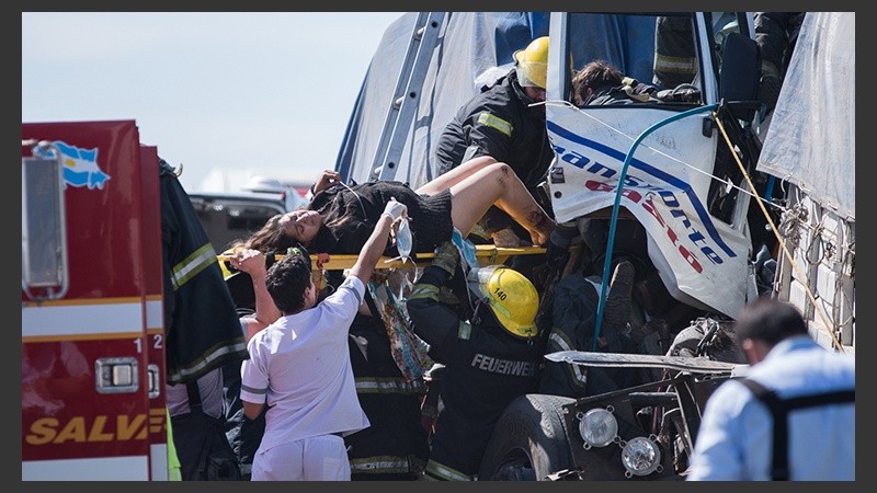Tras cinco horas atrapada, los bomberos liberaron a la mujer. 