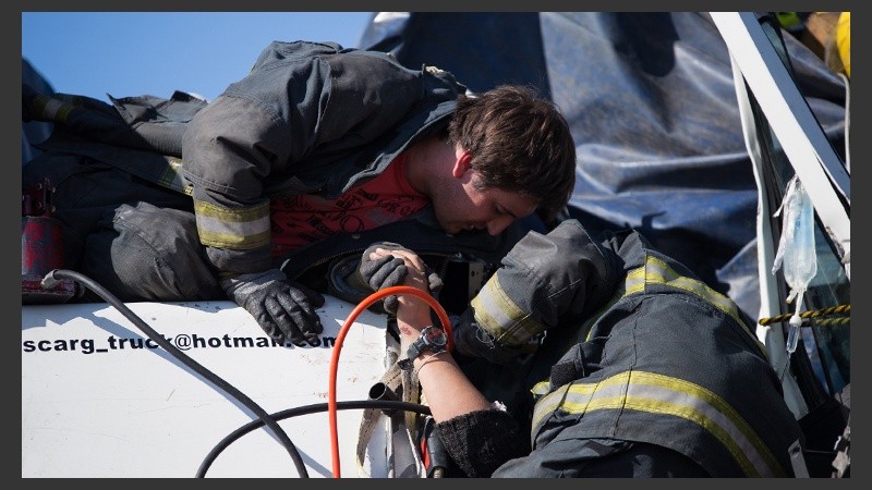 La mujer que viajaba con el camionero muerto tuvo que ser asistida por bomberos. 