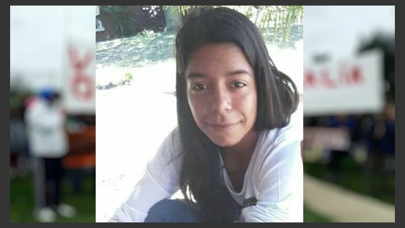 La joven fue vista por última vez hablando por celular.