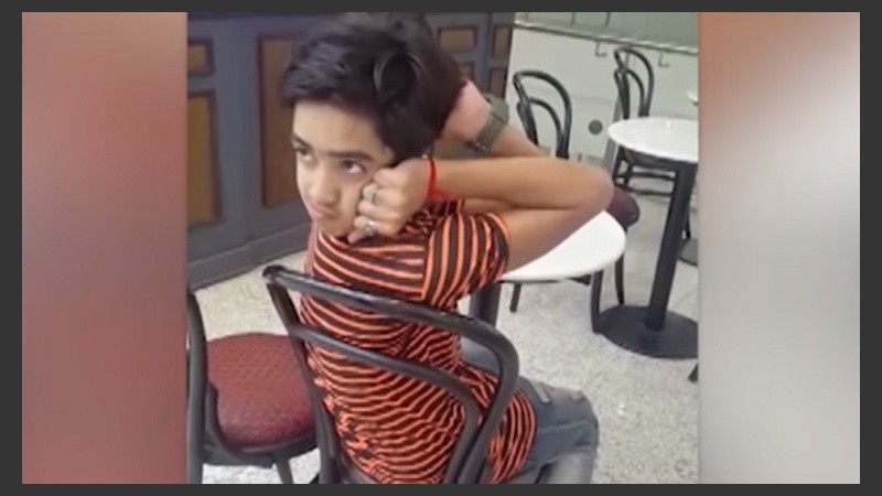 Mohamed logra ganar entre 5 y 10 dólares por cada espectáculo y espera que su inusual habilidad le permita participar en una película de Hollywood.