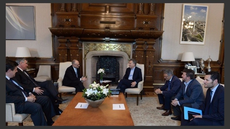 El presidente junto a las autoridades de la automotriz.