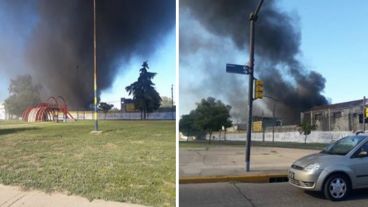 Un humo denso y negro emanaba del galpón.