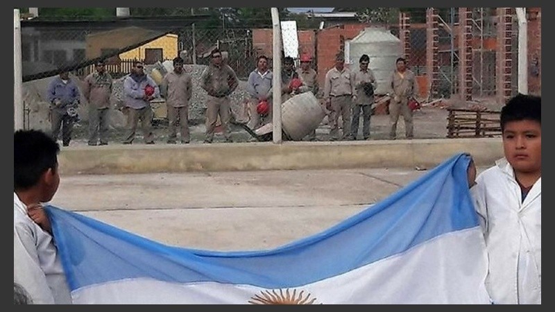 Los chicos, la bandera y los obreros. 
