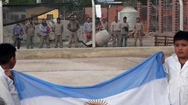 Los chicos, la bandera y los obreros.