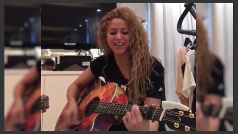 Shakira publicó un comunicado en Twitter en el que explica que sigue afectada por problemas en sus cuerdas vocales.
