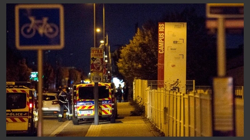 La Policía monta guardia en inmediaciones del instituto Sain-Exupéry, cerca de Toulouse.