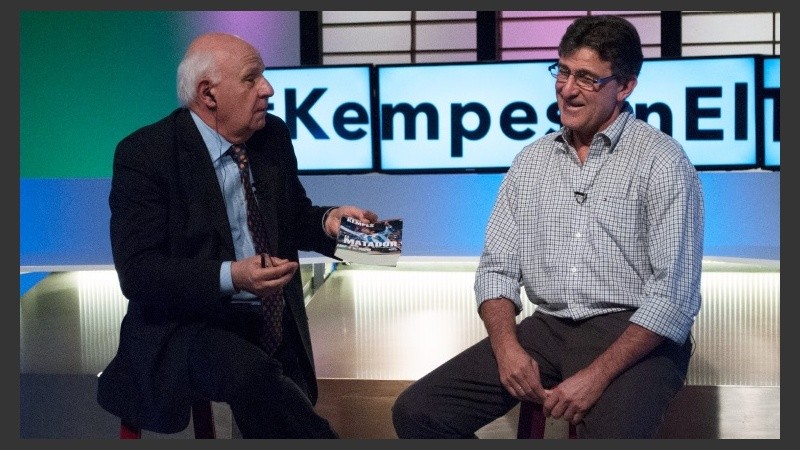 Kempes visitó los estudios de El Tres para presentar su libro. 