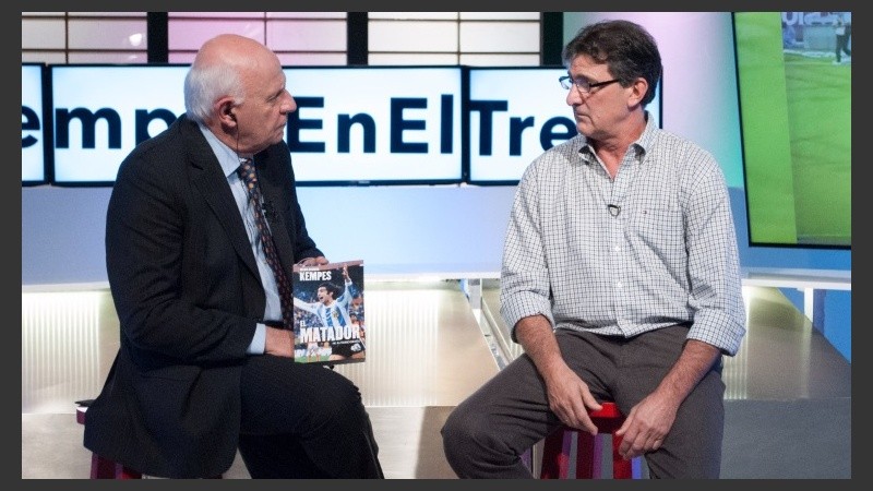 Kempes visitó los estudios de El Tres para presentar su libro. 