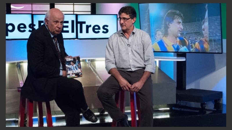 Kempes visitó los estudios de El Tres para presentar su libro. 