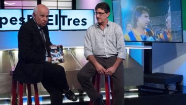 Kempes visitó los estudios de El Tres para presentar su libro.