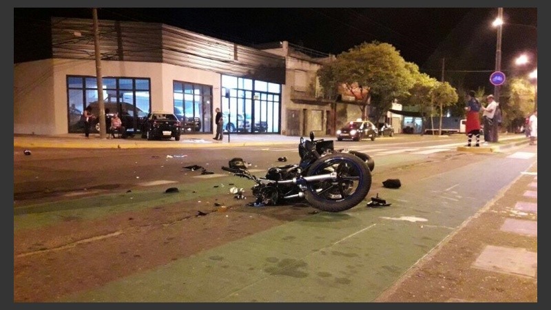 Así quedó la moto en la que viajaba la víctima fatal. 