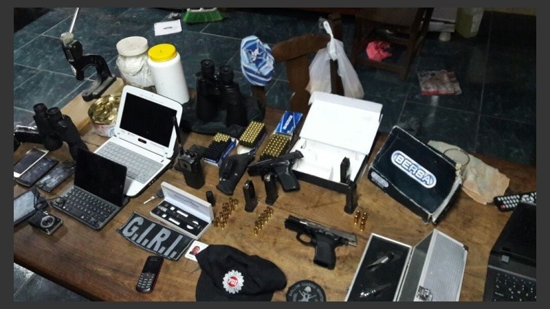 Amas y otros elementos allanados en el operativo. 