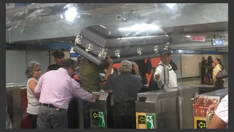 Así llevaban el ataúd.