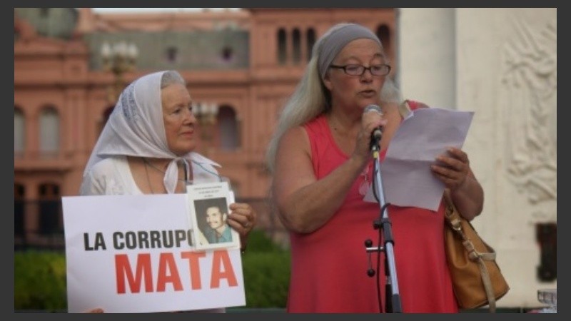 Eloy al lado de Nora Cortiñas, referentes de Madres de Plaza de Mayo Línea fundadora.