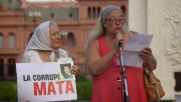 Eloy al lado de Nora Cortiñas, referentes de Madres de Plaza de Mayo Línea fundadora.