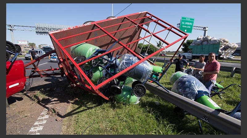 El remolque quedó de costado sobre el asfalto. 