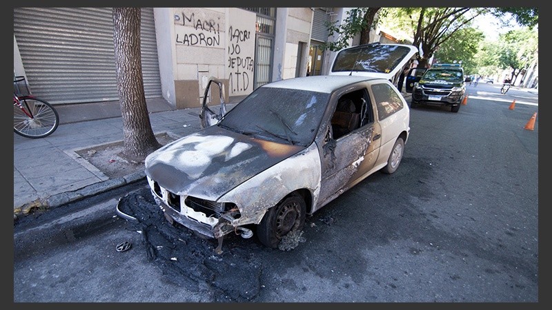 El auto quemado de Mitre y Cerrito. 