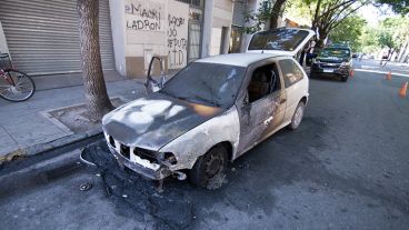 El auto quemado de Mitre y Cerrito.