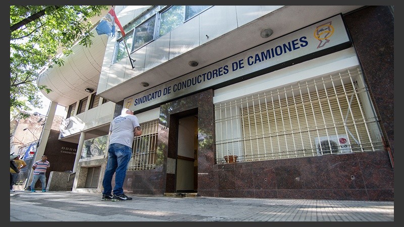 El fuego apenas estropeó parte de la puerta y el cartel principal del sindicato. 