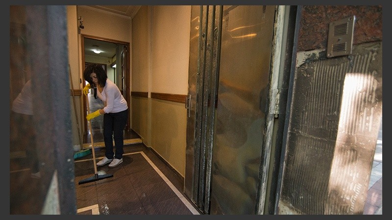 El fuego apenas estropeó parte de la puerta y el cartel principal del sindicato. 