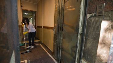 El fuego apenas estropeó parte de la puerta y el cartel principal del sindicato.