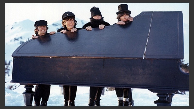 Además de The Beatles, “Help!” fue protagonizada por Leo McKern, Eleanor Bron, Victor Spinetti, John Bluthal y Roy Kinnear. La dirigió Richard Lester.