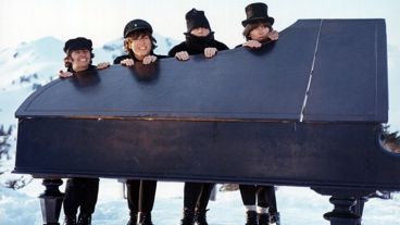 Además de The Beatles, “Help!” fue protagonizada por Leo McKern, Eleanor Bron, Victor Spinetti, John Bluthal y Roy Kinnear. La dirigió Richard Lester.