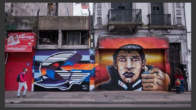 Los artistas dejaron sus diseños en las persianas del centro rosarino.