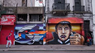 Los artistas dejaron sus diseños en las persianas del centro rosarino.