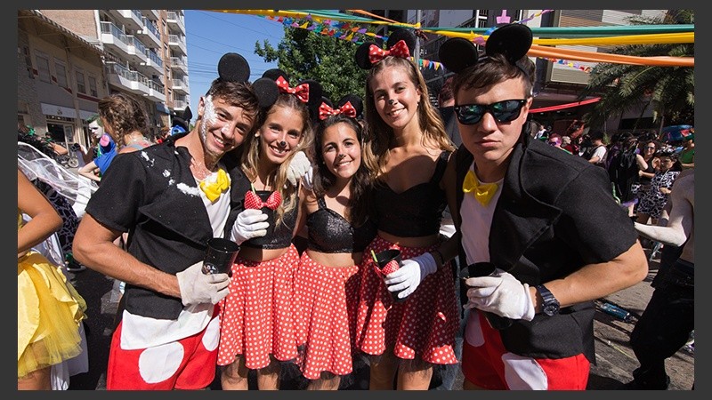 Los egresados de Odontología celebraron con buenos disfraces la finalización de la carrera.