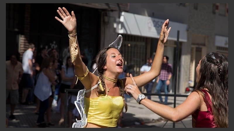 Los egresados de Odontología celebraron con buenos disfraces la finalización de la carrera.