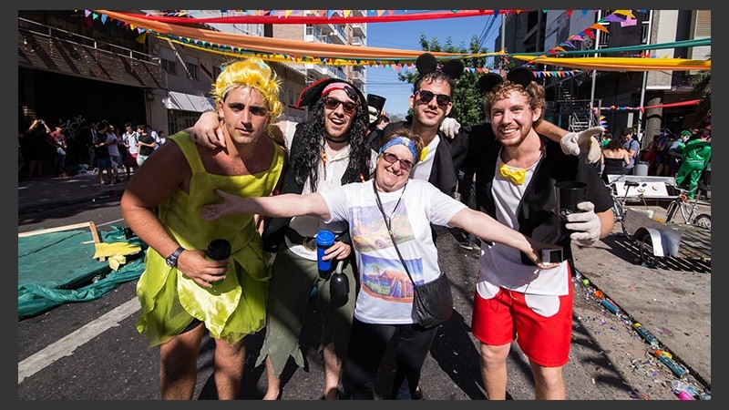 Los egresados de Odontología celebraron con buenos disfraces la finalización de la carrera.