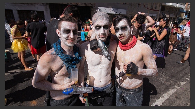 Los egresados de Odontología celebraron con buenos disfraces la finalización de la carrera.